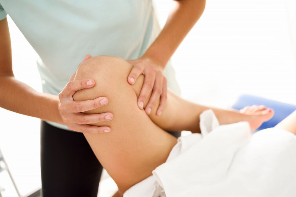 Lo specialista fa il massaggio terapeutico con osteoartrite del ginocchio