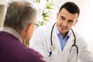 Il medico fornisce raccomandazioni per la prevenzione dell'osteocondrosi della colonna vertebrale toracica