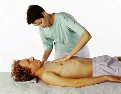 Massaggio per l'osteocondrosi toracica per alleviare il dolore e gli spasmi