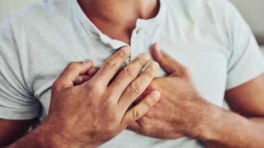 Uno dei sintomi dell'osteocondrosi toracica è il dolore nella zona del torace