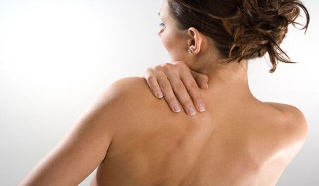 Una donna è preoccupata per il dolore da dietro sotto la scapola sinistra